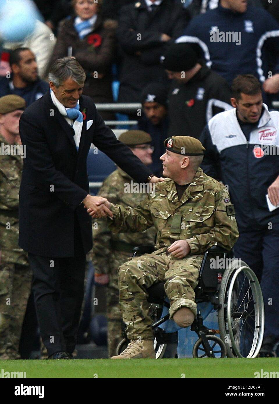Manchester City Manager Roberto Mancini (links) schüttelt Mercian die Hände Regimentssoldaten Pte Ryan Hewitt und Pte Mike Swindells Stockfoto