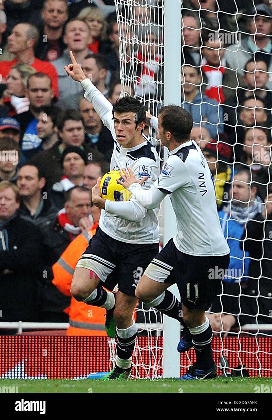 Gareth Bale von Tottenham Hotspur (links) feiert seine ersten Tore Ziel des Spiels mit Teamkollege Rafael Van der Vaart (Rechts) Stockfoto