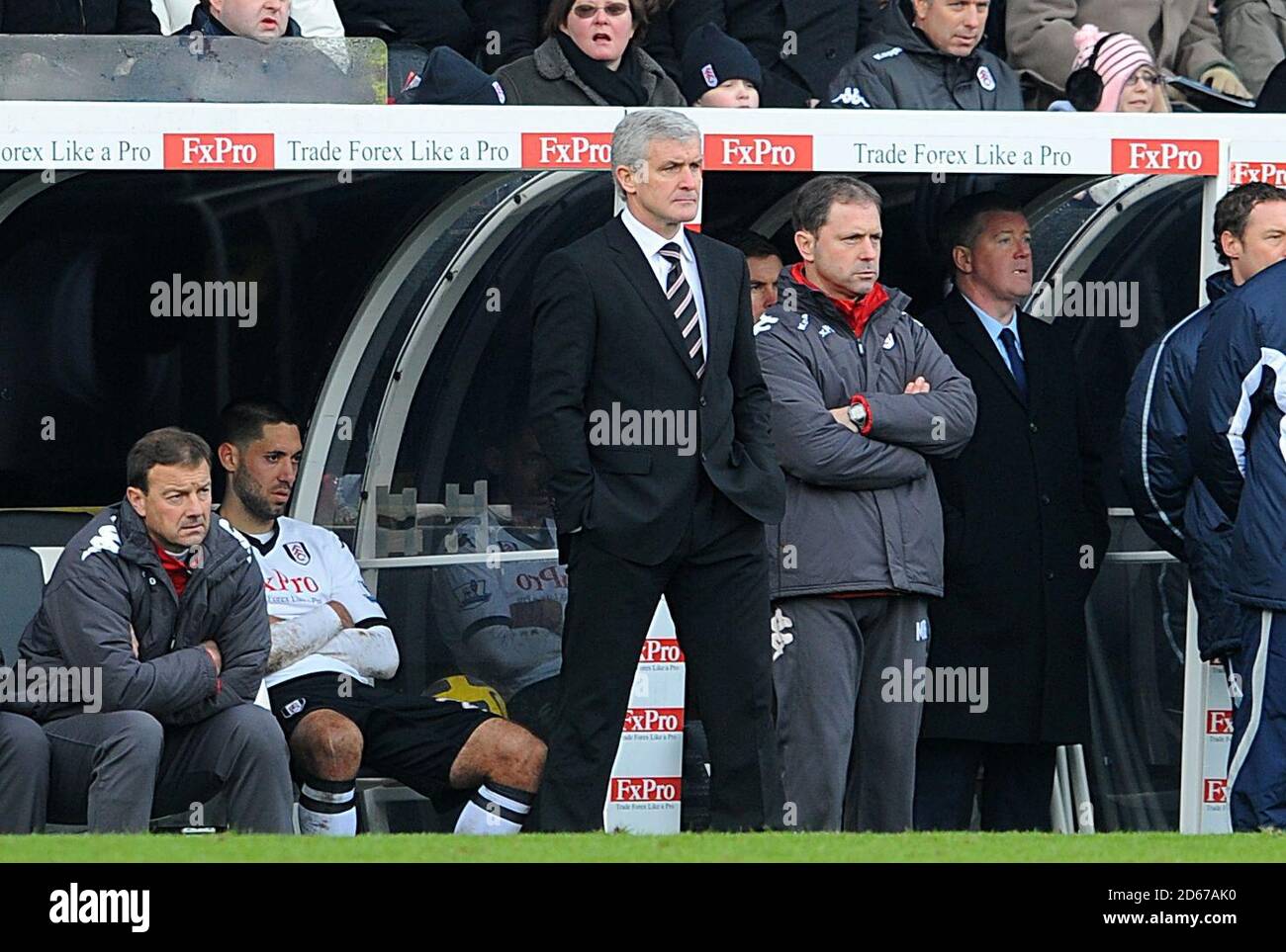 Fulham-Manager Mark Hughes steht an der Touchline Stockfoto