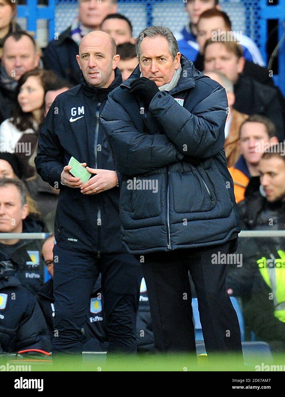 Aston Villa Manager Gerard Houllier (rechts) und Assistant Manager Gary McAllister auf der Touchline Stockfoto