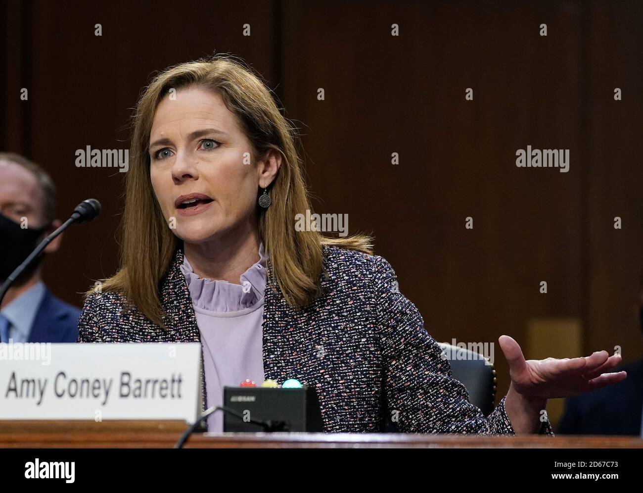 (201014) -- WASHINGTON, 14. Oktober 2020 (Xinhua) -- Amy Coney Barrett, Kandidatin des Obersten Gerichtshofs der USA, nimmt an ihrer Bestätigungsverhandlung vor dem Justizausschuss des Senats auf dem Capitol Hill in Washington, DC, USA, am 14. Oktober 2020 Teil. (Drew Angerer/Pool über Xinhua) Stockfoto