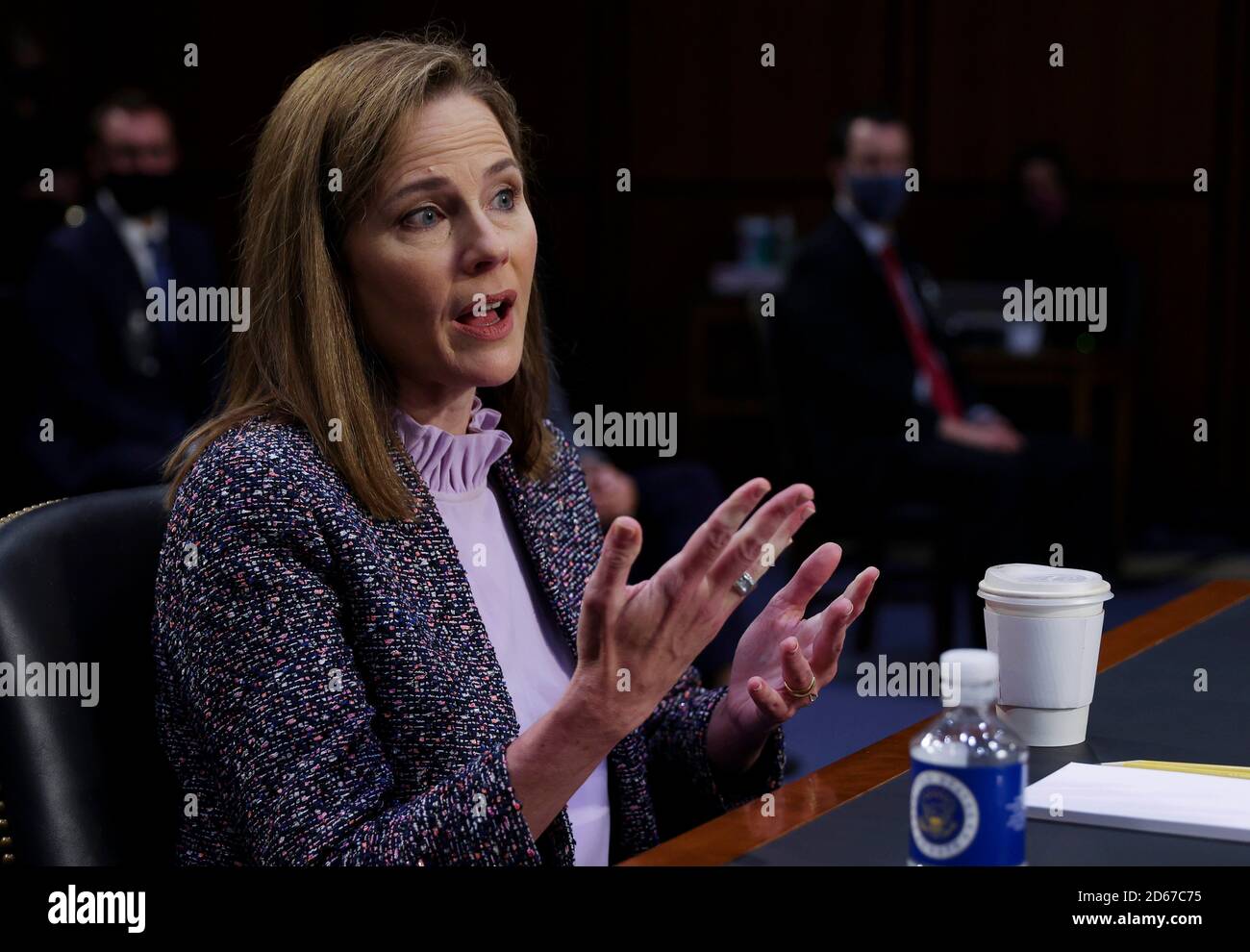 (201014) -- WASHINGTON, 14. Oktober 2020 (Xinhua) -- Amy Coney Barrett, Kandidatin des Obersten Gerichtshofs der USA, nimmt an ihrer Bestätigungsverhandlung vor dem Justizausschuss des Senats auf dem Capitol Hill in Washington, DC, USA, am 14. Oktober 2020 Teil. (Jonathan Ernst/Pool via Xinhua) Stockfoto