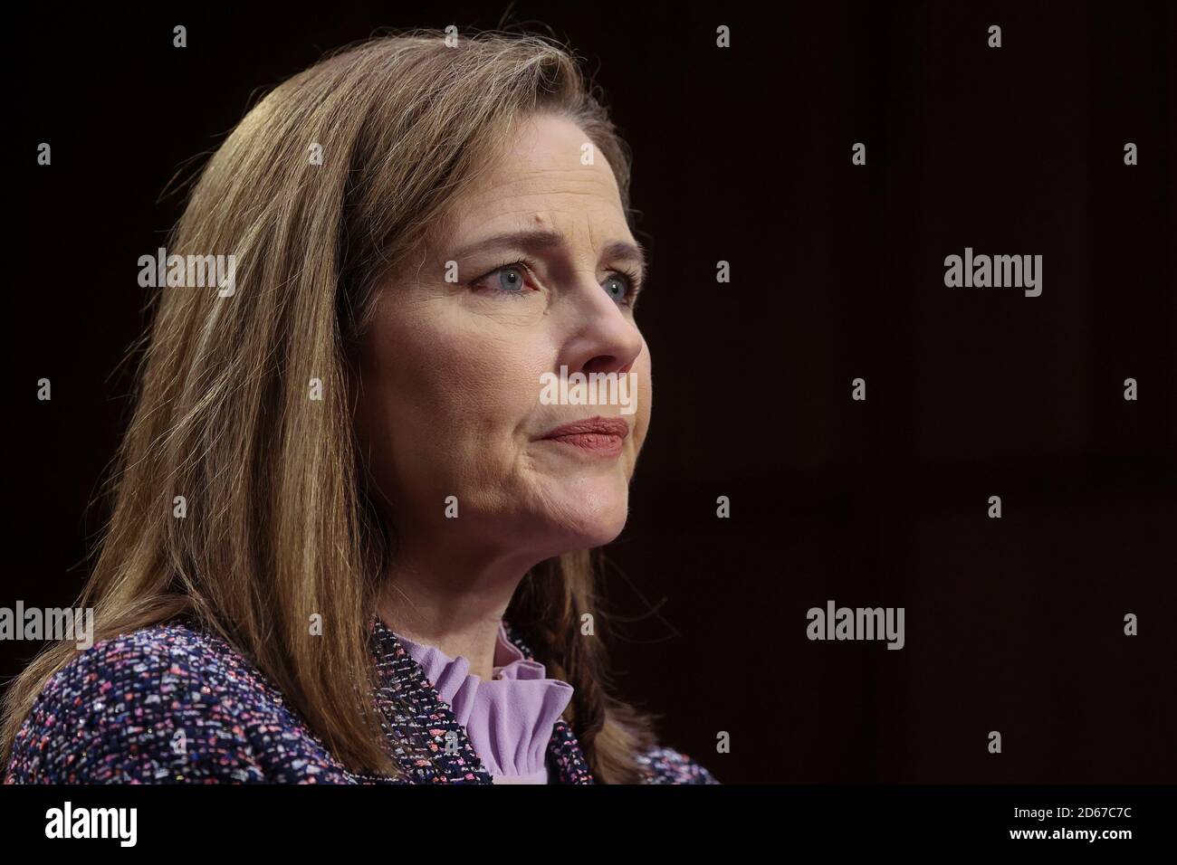 (201014) -- WASHINGTON, 14. Oktober 2020 (Xinhua) -- Amy Coney Barrett, Kandidatin des Obersten Gerichtshofs der USA, nimmt an ihrer Bestätigungsverhandlung vor dem Justizausschuss des Senats auf dem Capitol Hill in Washington, DC, USA, am 14. Oktober 2020 Teil. (Jonathan Ernst/Pool via Xinhua) Stockfoto