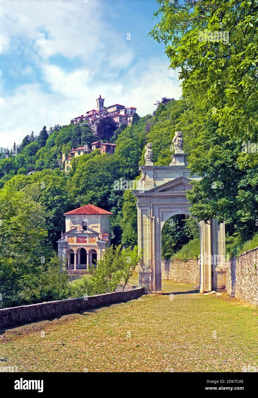 Varese. Die Heilige Straße .die Kapelle der Kreuzigung, der Bogen von Sant'Ambrogio und Santa Maria del Monte auf dem Berg. Stockfoto