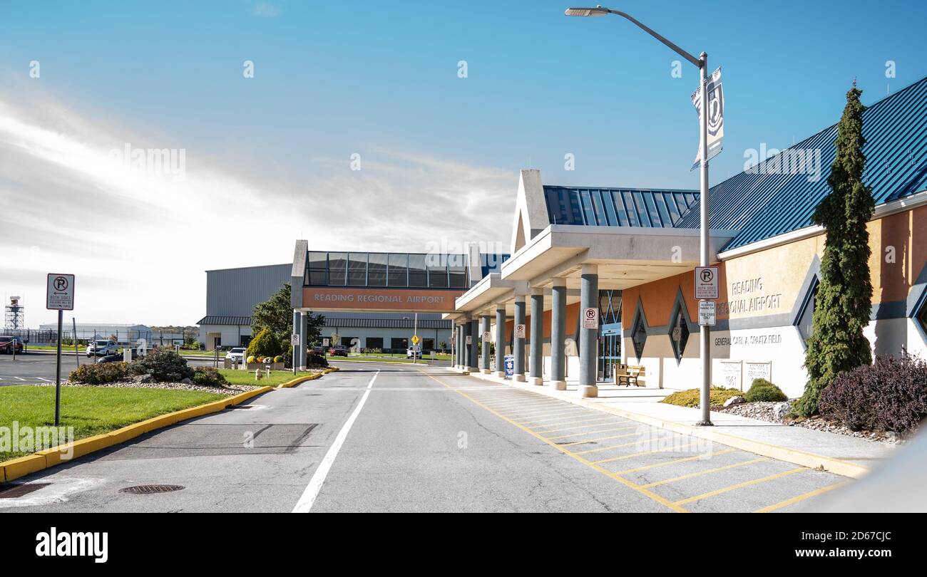 Berks County, Pennsylvania, 14. Oktober 2020: Reading Regional Airport terminal und Flugsicherung Turm Stockfoto