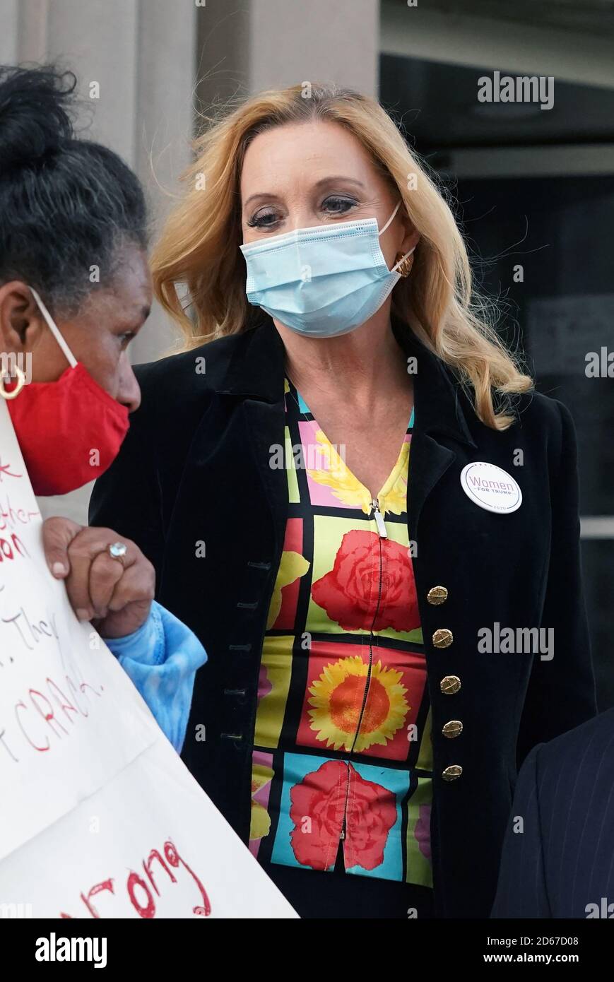 St. Louis, Usa. Oktober 2020. Mark und Patricia McCloskey, das Paar, das am 28. Juni 2020 in ihrer privaten Nachbarschaft Waffen auf Demonstranten schwenkte, plädierten auf nicht schuldig zu zwei Strafanzeigen, als sie das Gericht verlassen, und sprachen mit einem Unterstützer in St. Louis am Mittwoch, 14. Oktober 2020. Die McCloskey's werden wegen rechtswidriger Verwendung einer Waffe und Manipulation mit Beweisen angeklagt. Sie werden am 28. Oktober 2020 erneut vor Gericht erscheinen. Patricia McCloskey trägt einen Pin von Women for Trump auf ihrer Jacke. Foto von Bill Greenblatt/UPI Kredit: UPI/Alamy Live News Stockfoto