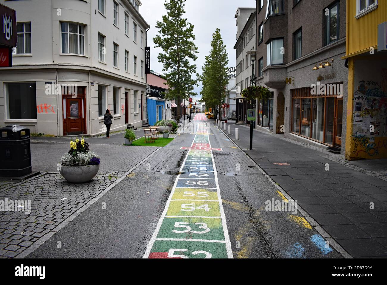 Laugavegur, die Haupteinkaufsstraße in Reykjavik, Island. Bunte Schachteln mit Zahlen ab 53 sind auf die Straße gemalt. Stockfoto