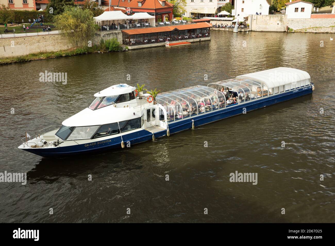 Kreuzfahrtschiffe auf der Moldau in Prag, Tschechische Republik Stockfoto