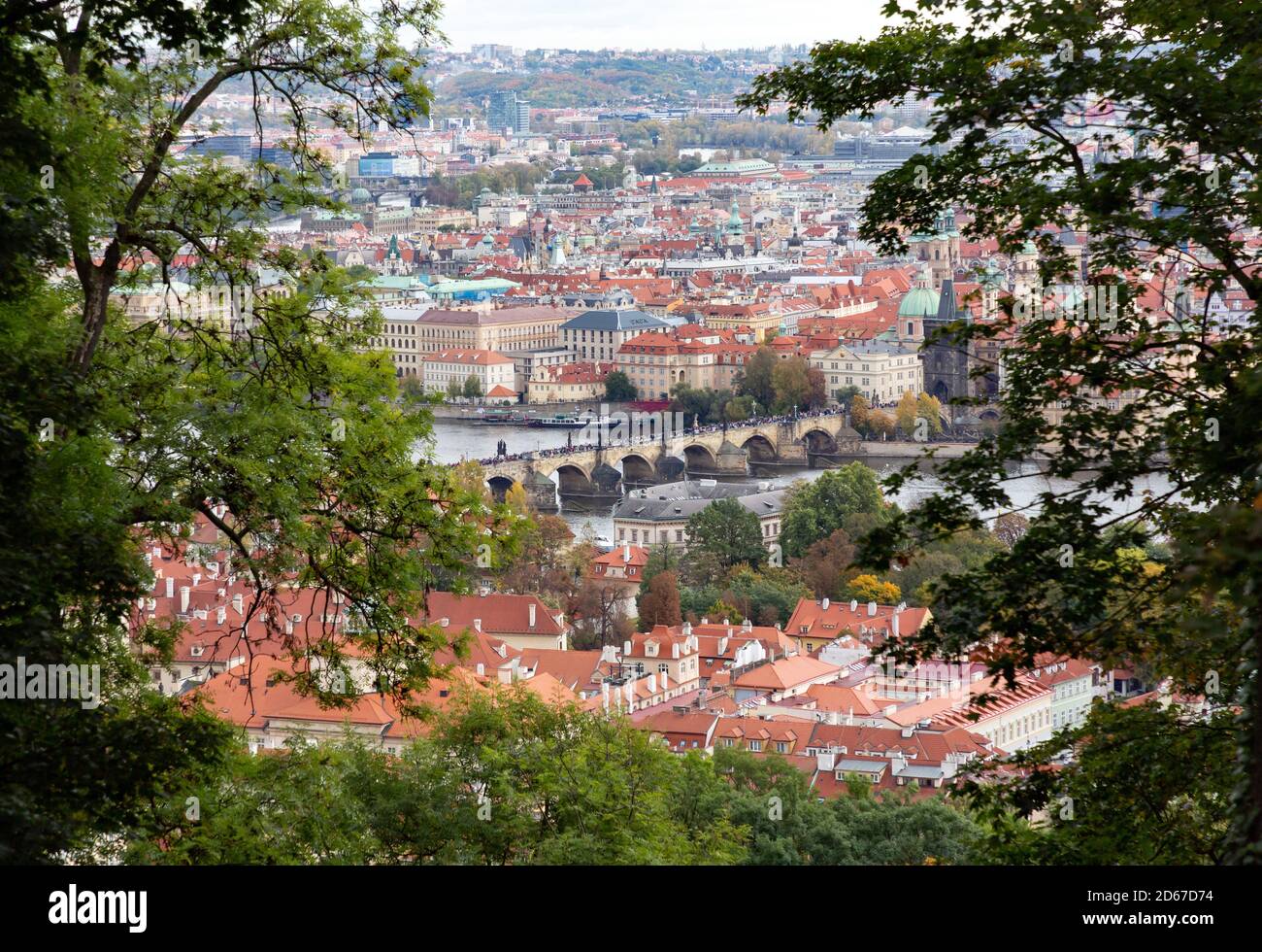 Blick auf Prag und Karlsbrücke von den Petřín Gärten, Tschechische Republik Stockfoto