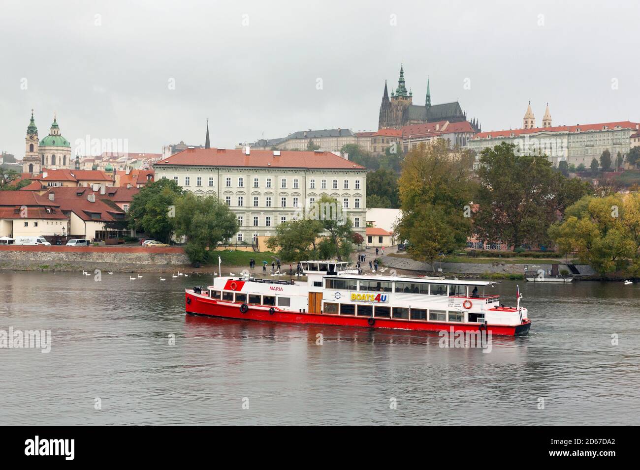 Kreuzfahrtschiffe auf der Moldau in Prag, Tschechische Republik Stockfoto