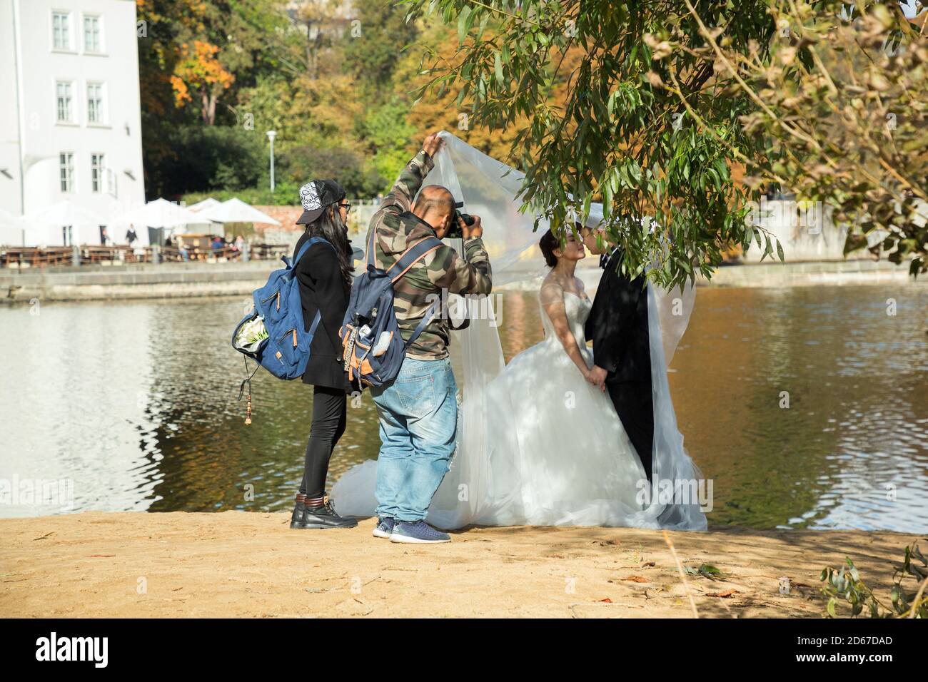 Hochzeitsfotografie im Freien in Prag Stockfoto