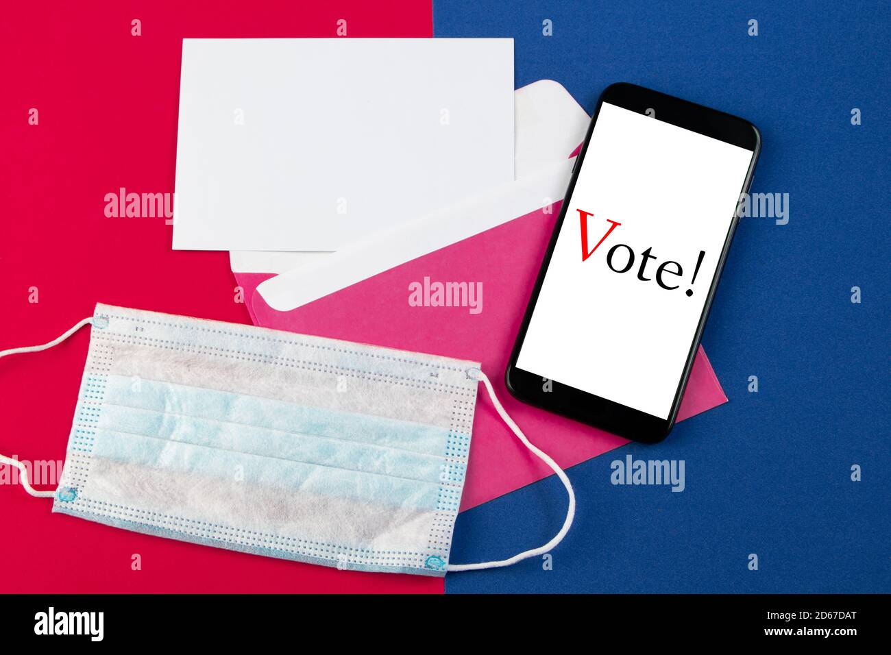 Online-Wahlkonzept für Wahlen, Telefon und medizinische Schutzmaske. Stockfoto