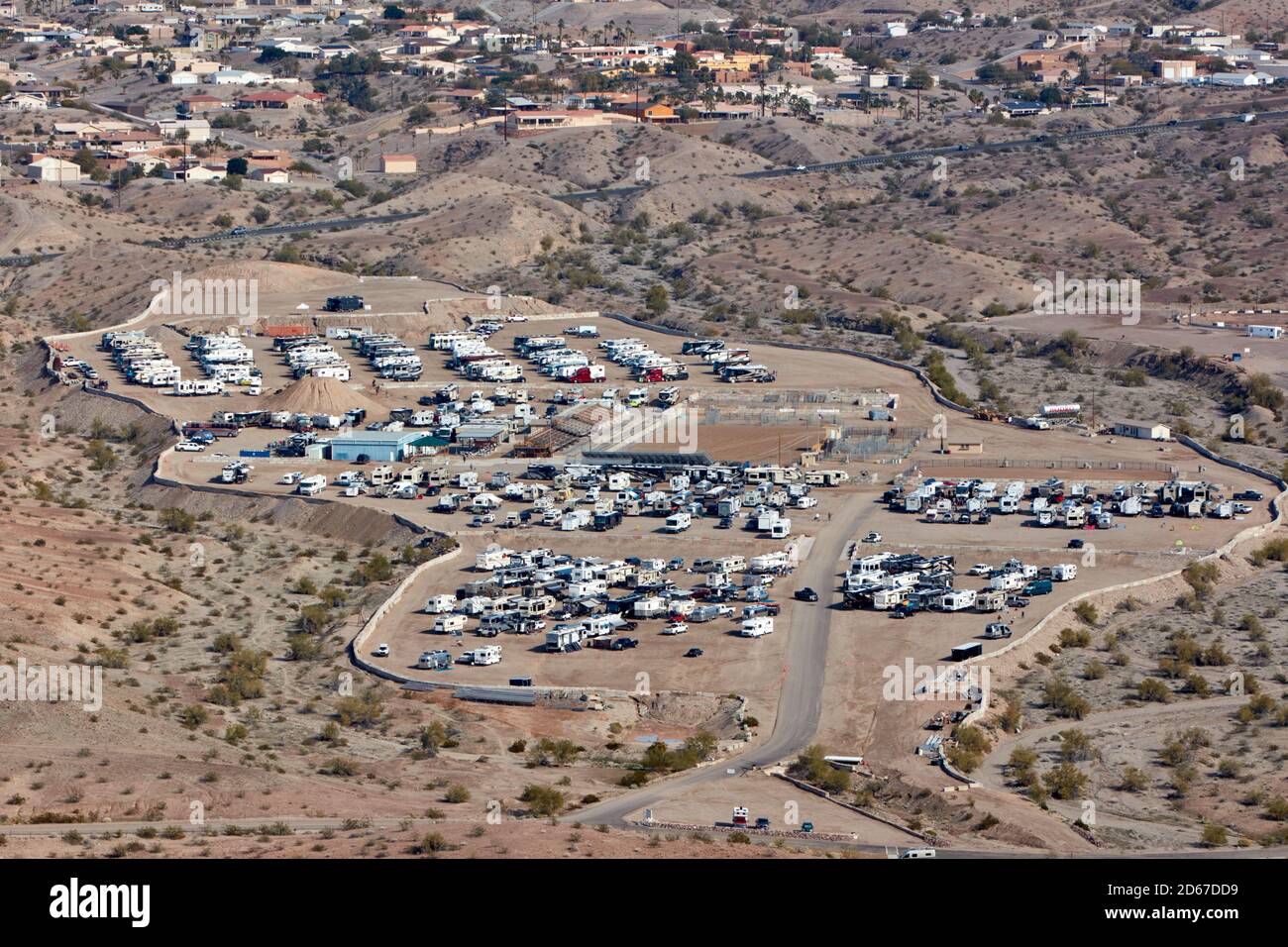 Das Rodeo-Gelände in Lake Havasu City, Arizona, ist voll von Wohnmobilen im 2019 X-Scapers Bash. Stockfoto