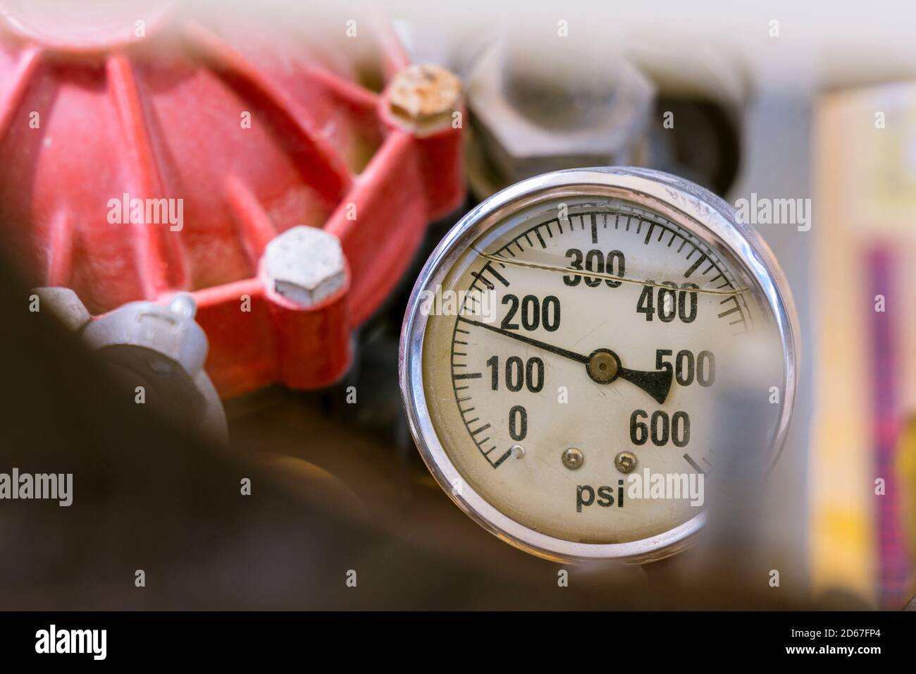 Eine Nahaufnahme eines mit Flüssigkeit gefüllten analogen Druckmessmittels Stockfoto