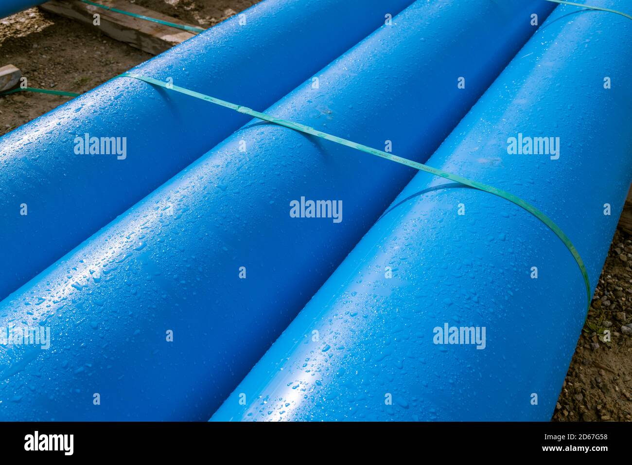 3 blaue Rohre mit Tauwasser-Tröpfchen. Stockfoto