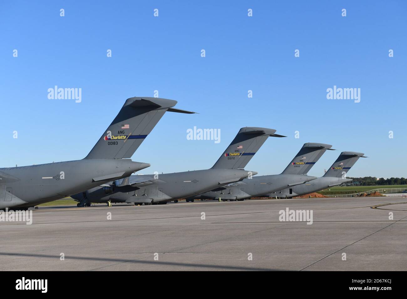 Fünf Flugzeuge des Typs C-17 Globemaster III, die zum 145. Luftlift Wing gehören, werden an einem sonnigen Tag auf der North Carolina Air National Guard Base, Charlotte Douglas International Airport, 14. Oktober 2020 in Folge geparkt. Der 145. Luftlift-Flügel begann im Oktober 2017 mit der Umstellung von C-130 Hercules auf die C-17 und wurde im Oktober 2020 offiziell eingestellt. Stockfoto