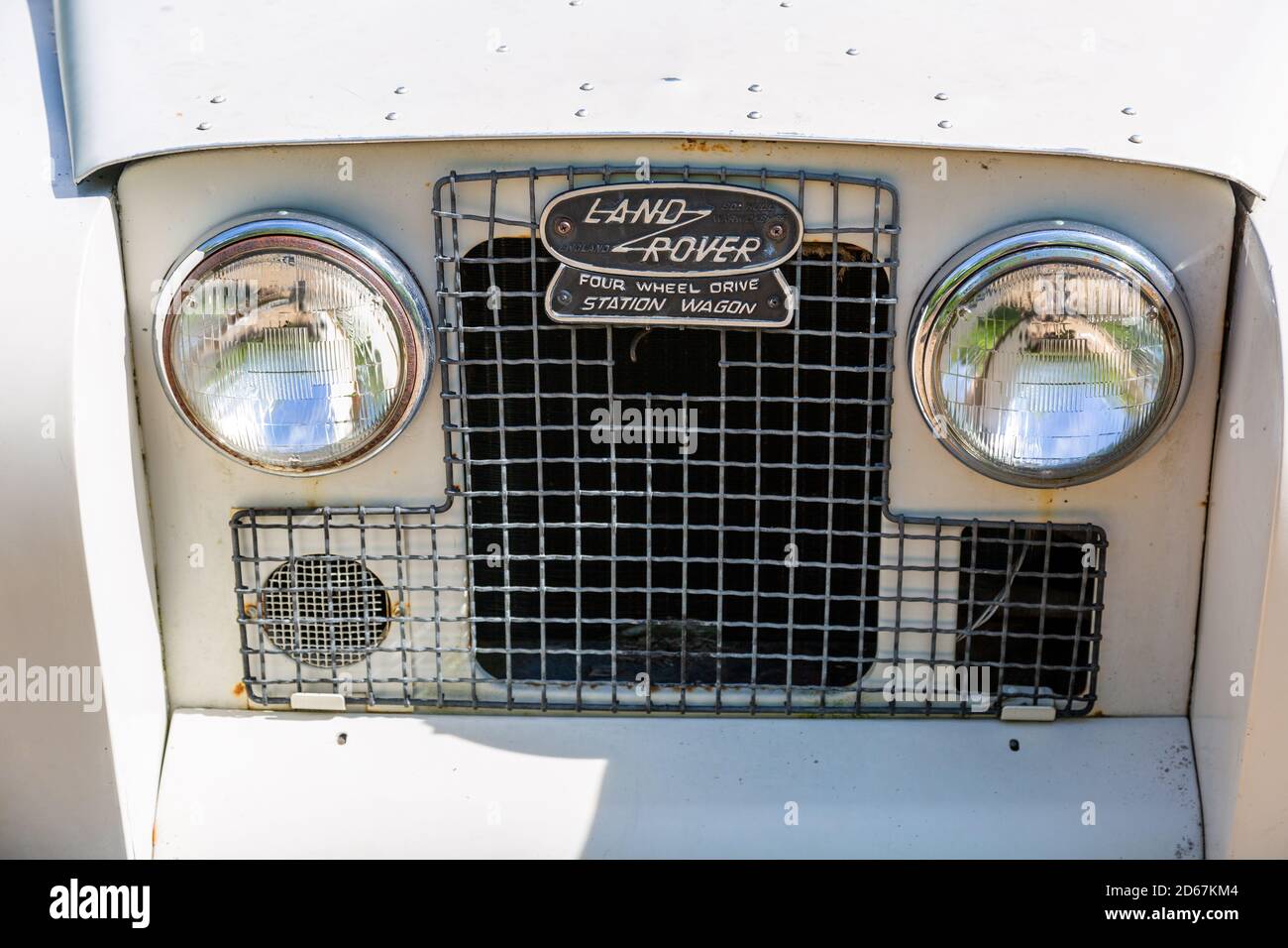 Der Grill eines antiken Land Rover Serie II Station Wagon. Stockfoto