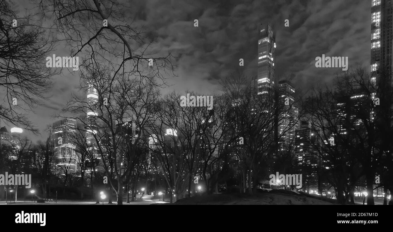 Manhattan bei Nacht vom Central Park, New York, USA schwarz-weiß Stockfoto