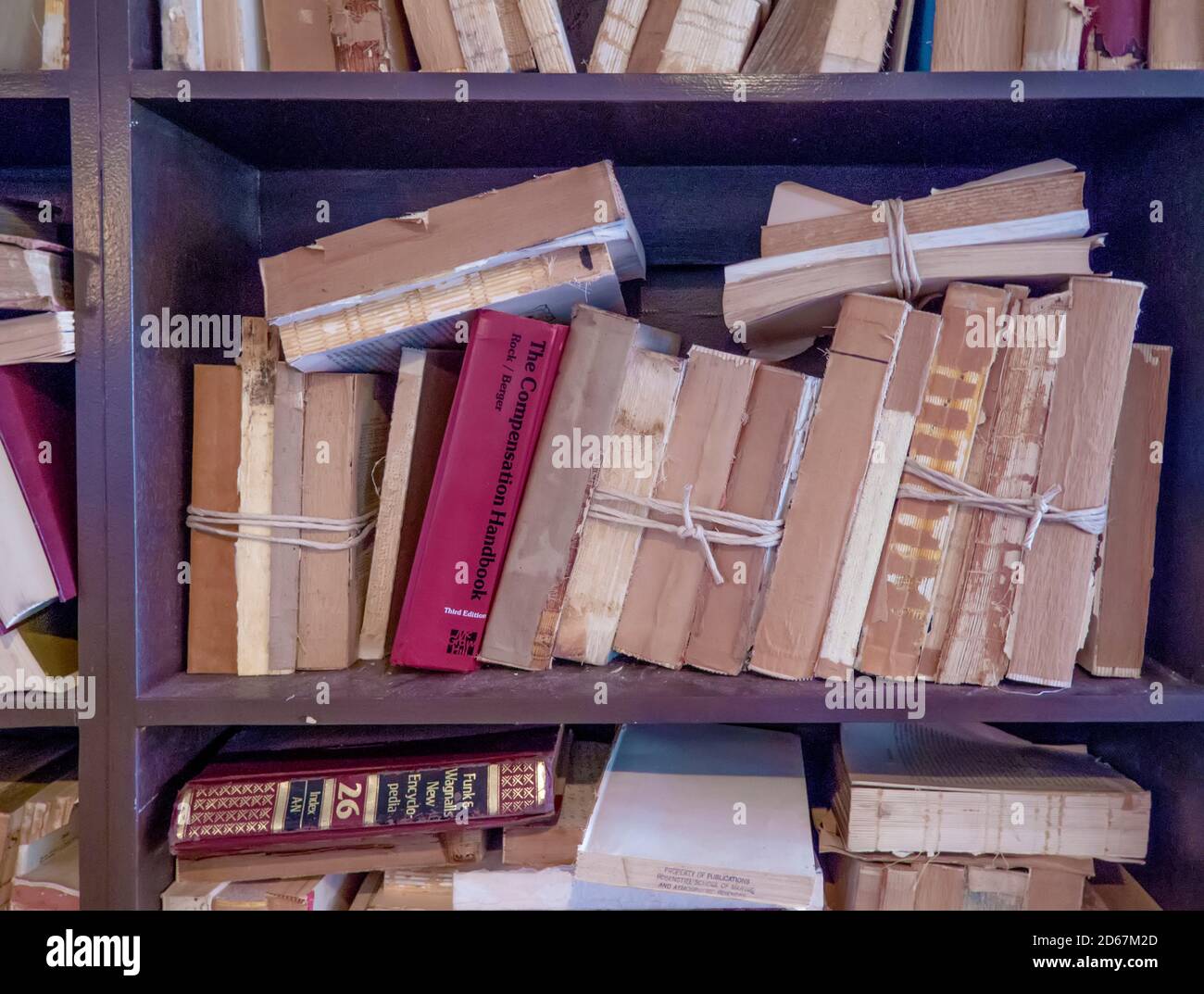 Alte Bücher mit Schnur auf Regalen gebunden Stockfoto