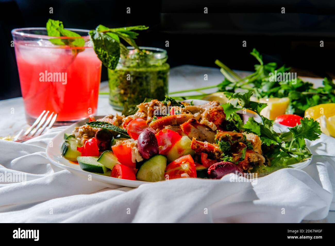 Sonniger Tag Nahost Huhn Shawarma Salat Reisplatte mit Zutaten umgeben Stockfoto