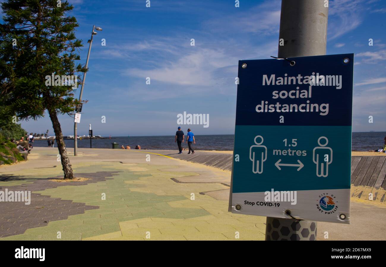 COVID-19 Zeichen, um soziale Distanzierung auf St Kilda Strand während der harten 2020 Lockdown Melbourne zu halten. Stockfoto