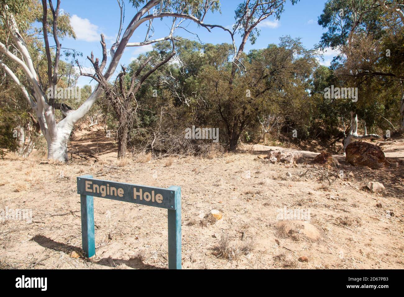 Schild für Engine Hole, ein Wasserloch und Picknickplatz auf Surprise Creek, Bladensburg National Park, Winton, Outback Queensland. Stockfoto