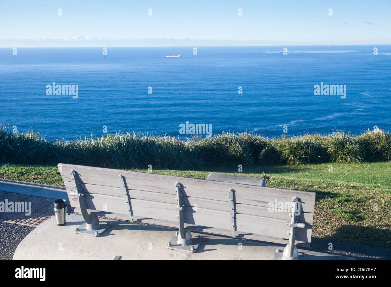 Leere Sitzbank mit Blick auf die Tasmanische See vom Lawrence Hargraves Lookout, bald Hill, Stanwell Tops. Stockfoto