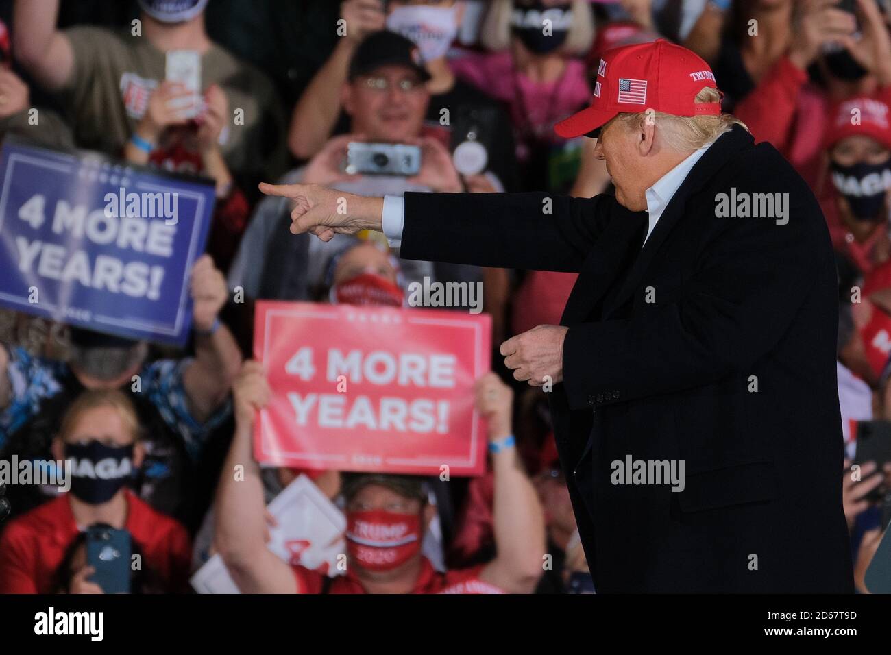Des Moines, Iowa, USA. Oktober 2020. US-Präsident DONALD TRUMP zeigt als republikanische Amtsträger in der Menge während eines Wahlkampfstopps in des Moines, Iowa am 14. Oktober 2020. Die Kundgebung ist Trumps dritter von 4 geplanten Wahlkampfauftritten seit der Entlassung des Präsidenten aus dem Walter Reed Hospital, wo er für COVID-19 war. Die heutige Kundgebung findet 13 Tage nachdem Trump am 1. Oktober 2020 angekündigt hat, dass er positiv auf das Virus getestet hat, statt. Kredit: ZUMA Press, Inc./Alamy Live Nachrichten Stockfoto