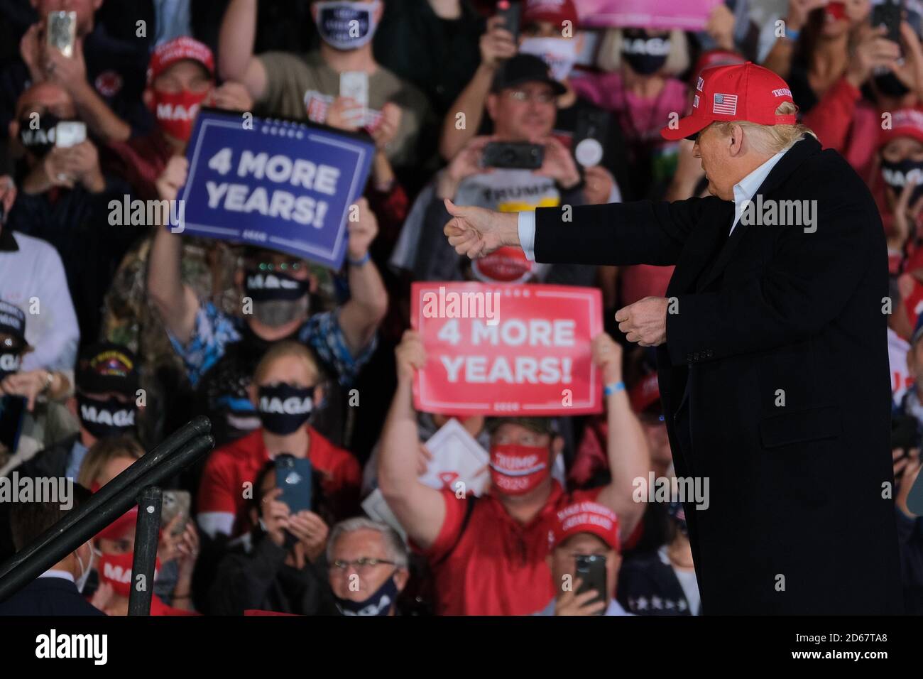 Des Moines, Iowa, USA. Oktober 2020. US-Präsident DONALD TRUMP zeigt als republikanische Amtsträger in der Menge während eines Wahlkampfstopps in des Moines, Iowa am 14. Oktober 2020. Die Kundgebung ist Trumps dritter von 4 geplanten Wahlkampfauftritten seit der Entlassung des Präsidenten aus dem Walter Reed Hospital, wo er für COVID-19 war. Die heutige Kundgebung findet 13 Tage nachdem Trump am 1. Oktober 2020 angekündigt hat, dass er positiv auf das Virus getestet hat, statt. Kredit: ZUMA Press, Inc./Alamy Live Nachrichten Stockfoto