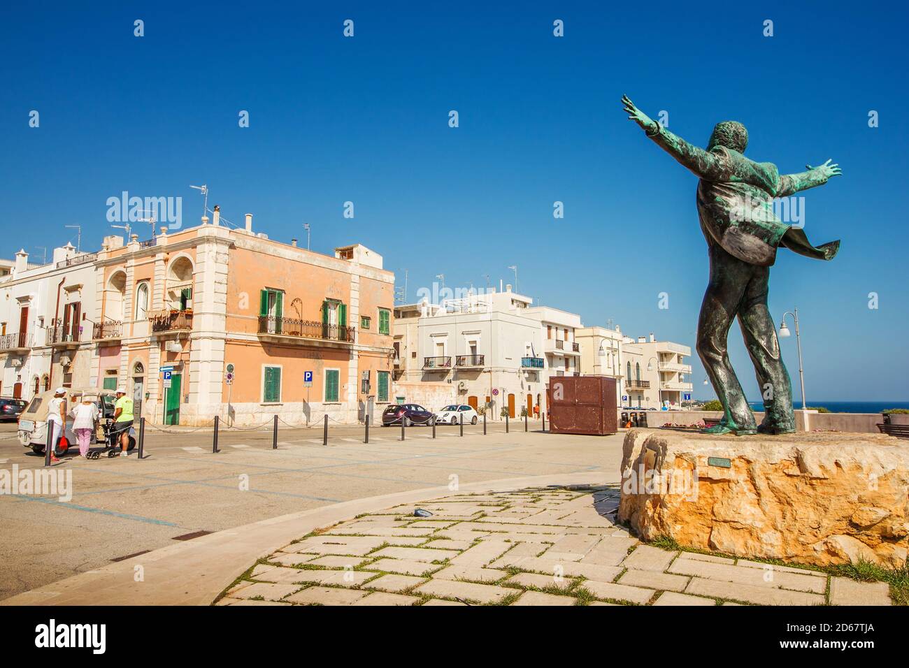 Polignano a Mare, Apulien, Italien - 05/26/2018 -Domenico Modugno Statue auf der Piazza Minerva Stockfoto