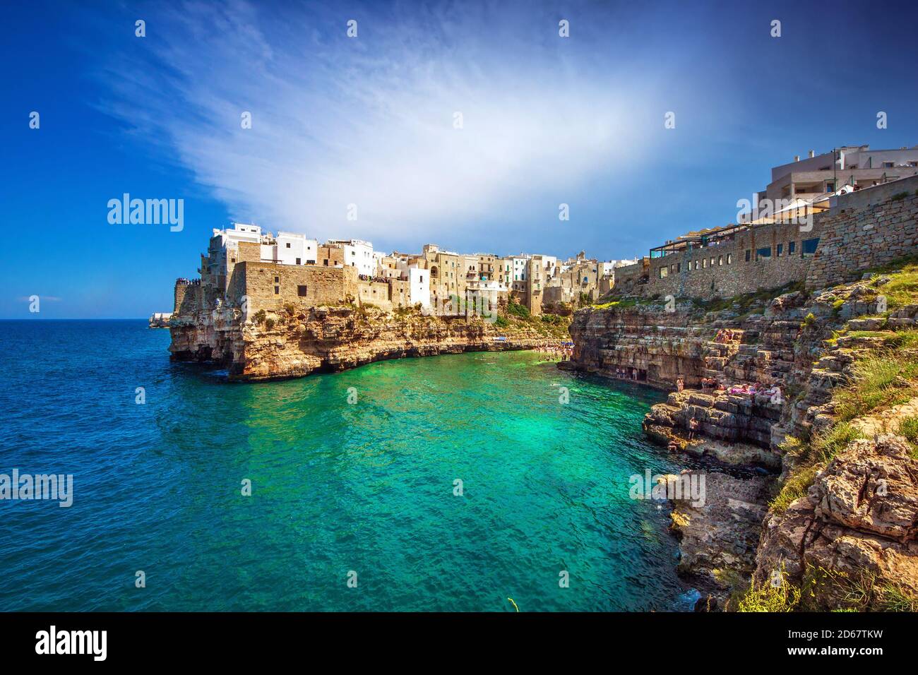 Cala Porto, auch bekannt als Lama Monachile Strand und die umliegende Architektur in der Altstadt von Polignano a Mare, Apulien, Italien Stockfoto