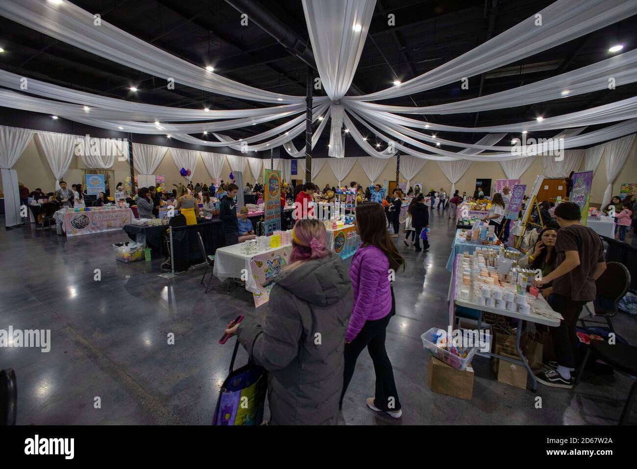 frau mit den fingern befriedigen Anaheim, Kalifornien, USA. Dezember 2019. Beachside Slimers ist eine  Anaheim Slime Convention, wo Kinder sich treffen, lernen und kaufen können  Slime von ihren Lieblings-Slimmer. Die Wiederbelebung des Schleim-Trends  begann im Jahr 2015