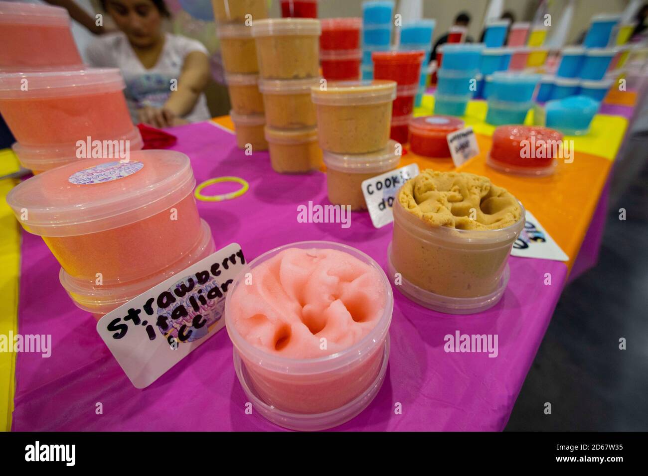 Anaheim, Kalifornien, USA. Dezember 2019. Beachside Slimers ist eine  Anaheim Slime Convention, wo Kinder sich treffen, lernen und kaufen können  Slime von ihren Lieblings-Slimmer. Die Wiederbelebung des Schleim-Trends  begann im Jahr 2015