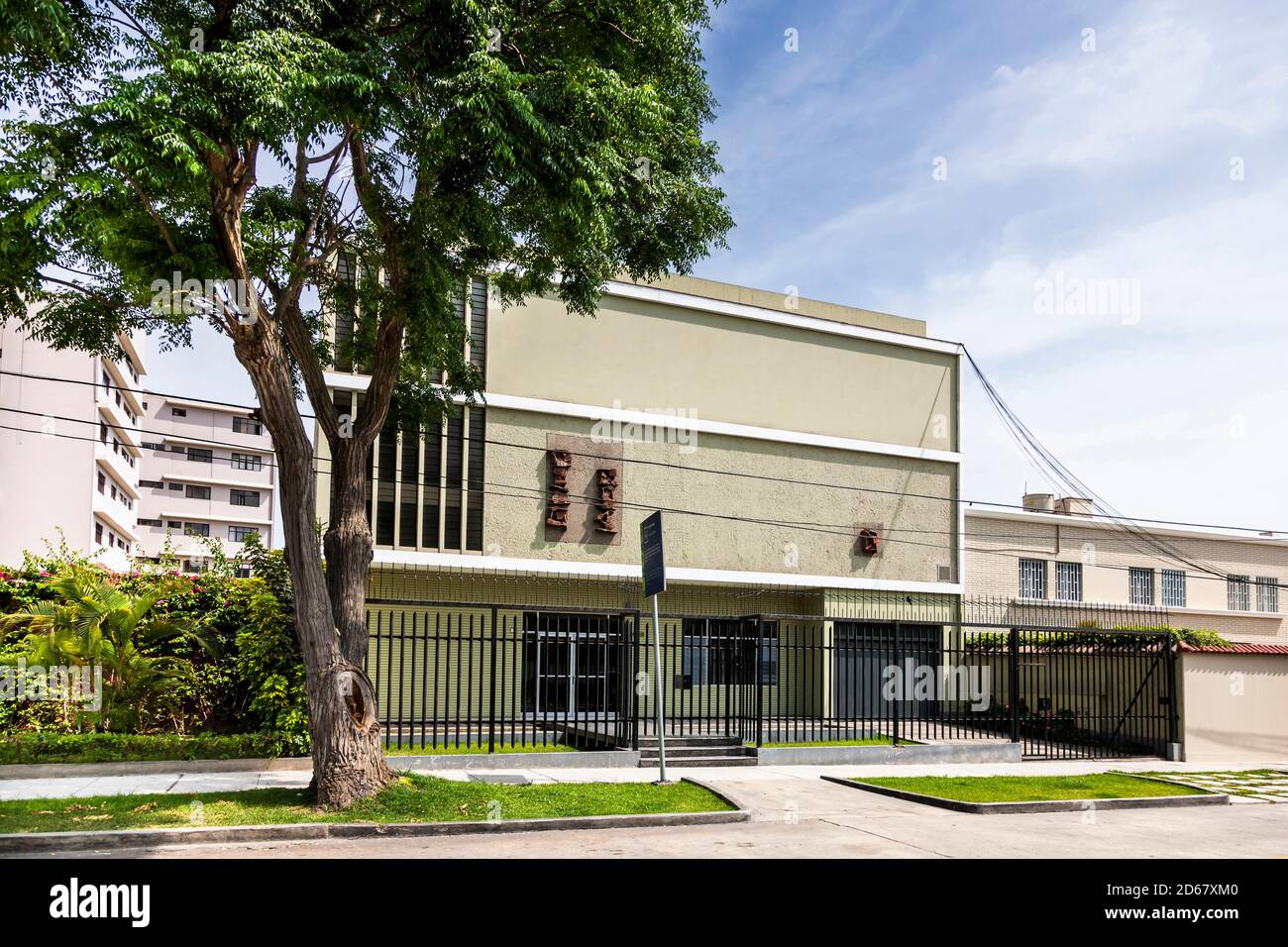 Außenansicht des Amano Museums, Museo Amano, vor der Renovierung, und jetzt 'Amano, präkolumbianisches Textilmuseum', Lima, Peru, Südamerika Stockfoto