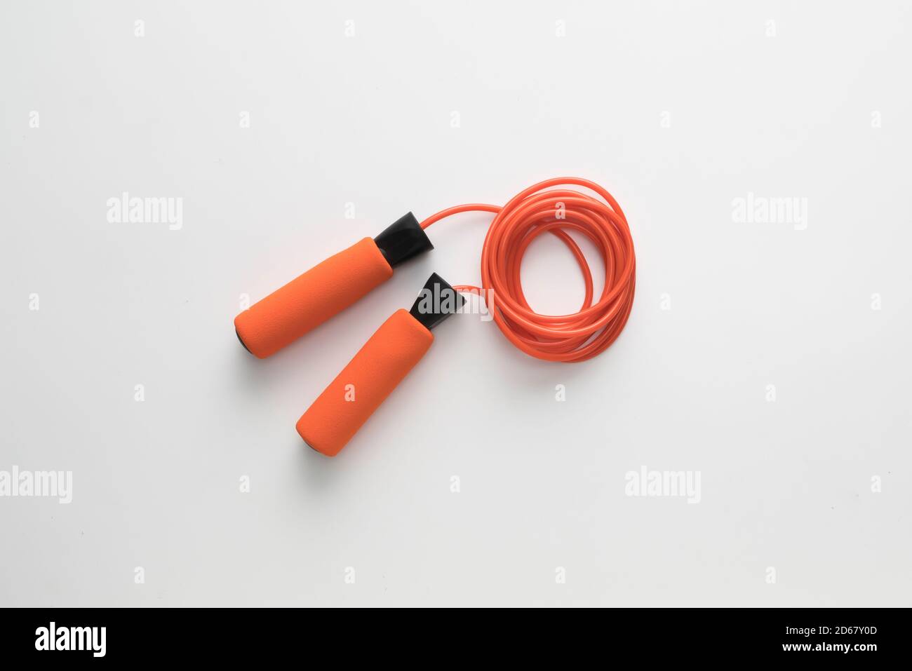 Springseil auf weißem Hintergrund Stockfoto
