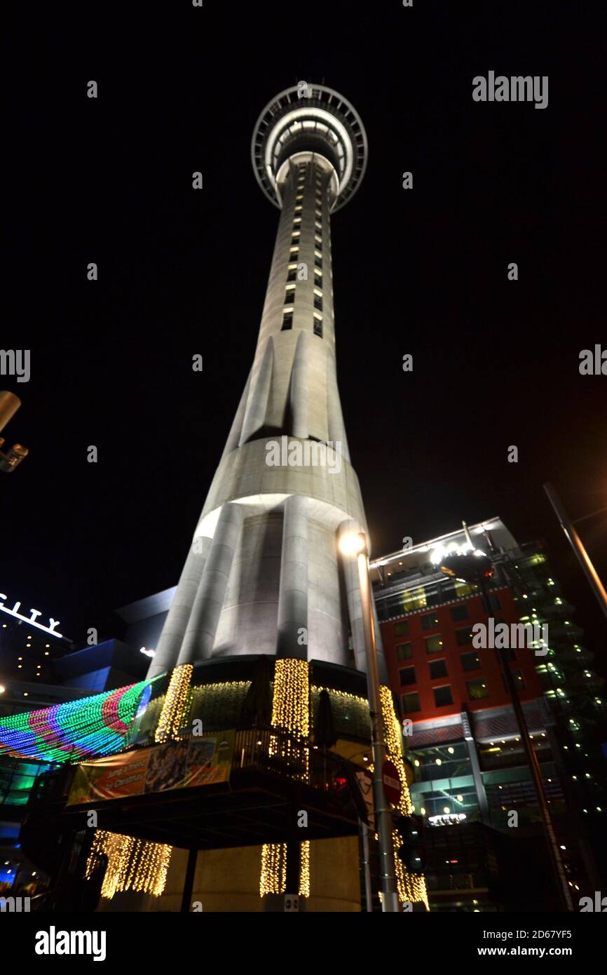 Sky Tower in der Nacht, Auckland, Neuseeland Stockfoto
