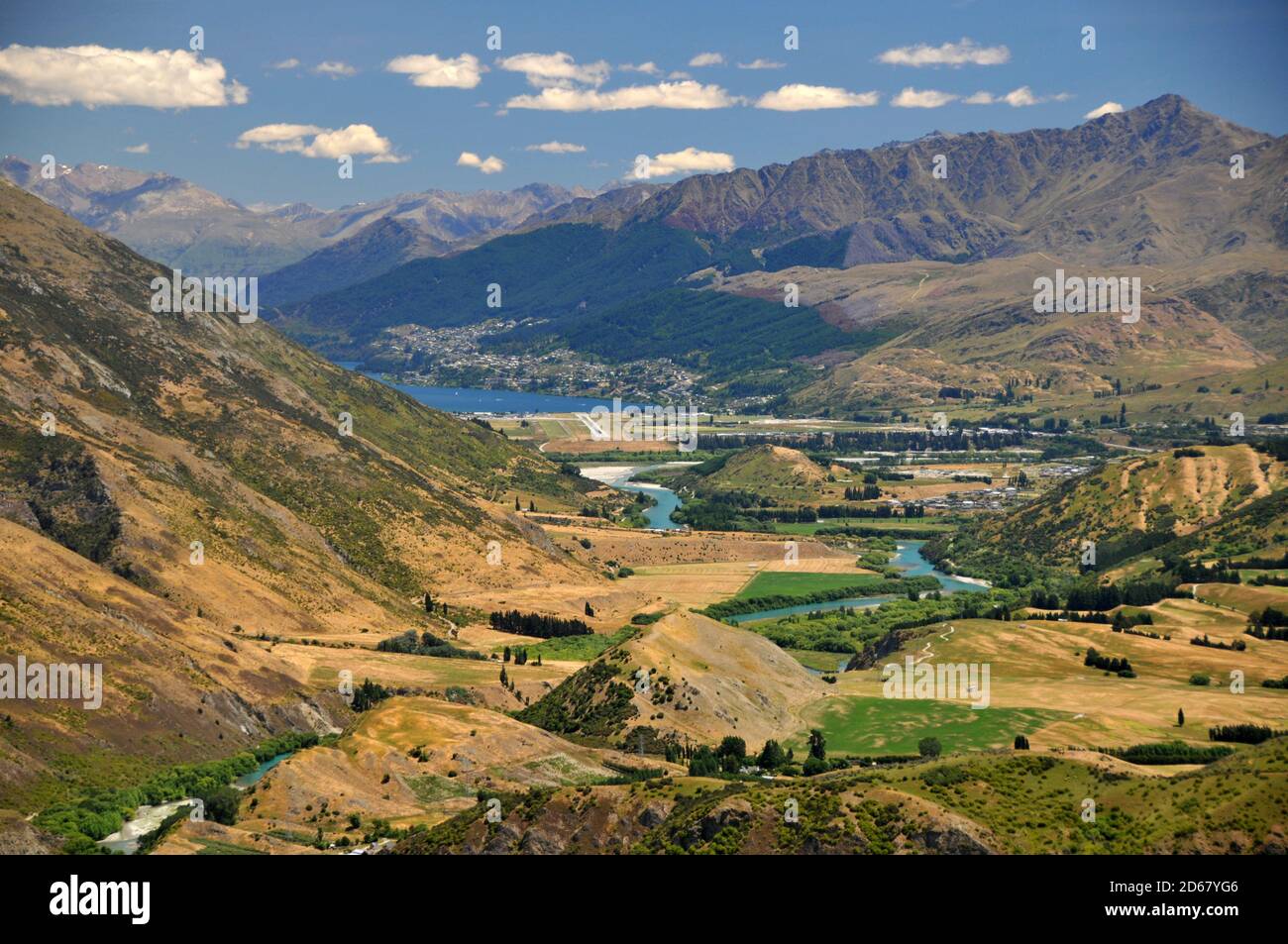 Blick auf die Landschaft von Alpine Road, in der Nähe von Queenstown, Neuseeland Stockfoto