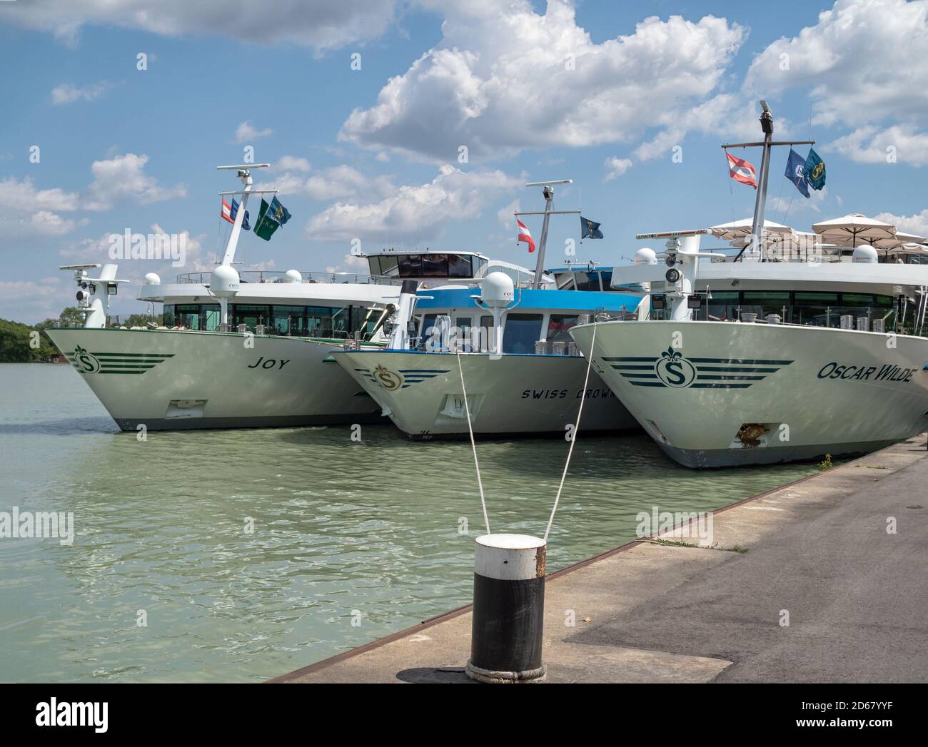 WIEN, ÖSTERREICH - 15. JULI 2019: Scylla Cruise Schiffe haben an der Donau im Hafen festgemacht Stockfoto