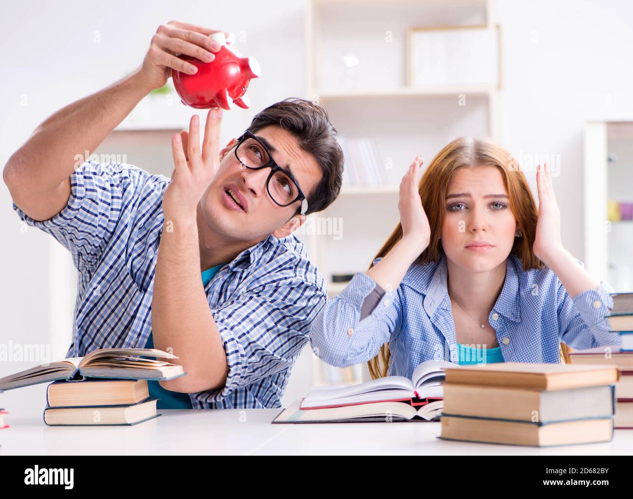 Die beiden Studenten überprüfen Einsparungen für die Bildung zu bezahlen Stockfoto