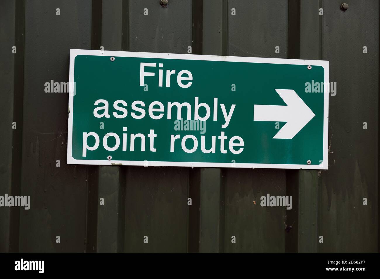 Brandmeldestelle an der öffentlichen Gebäudewand. Stockfoto