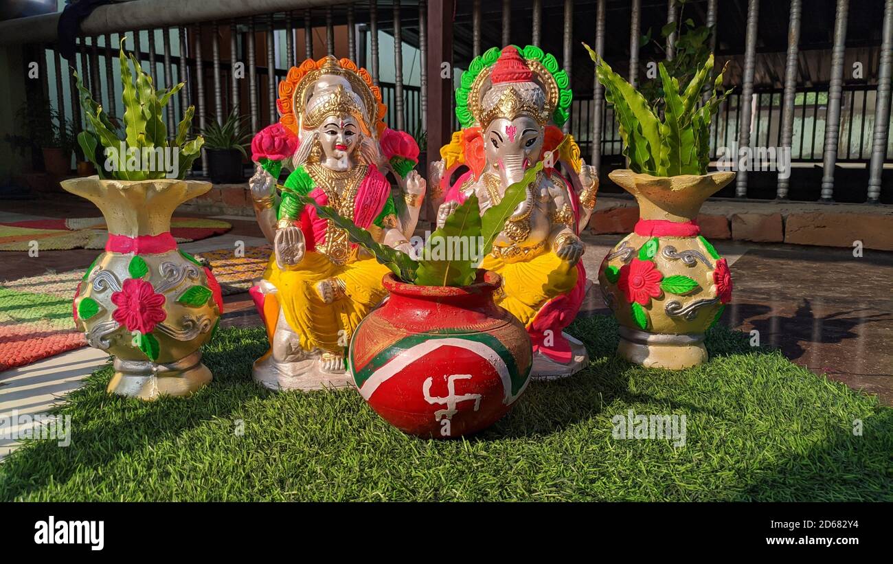 Kalash mit Kokosnuss und Mangoblatt, essentiell in hindu Durga puja, Vorderansicht, Nahaufnahme Stockfoto