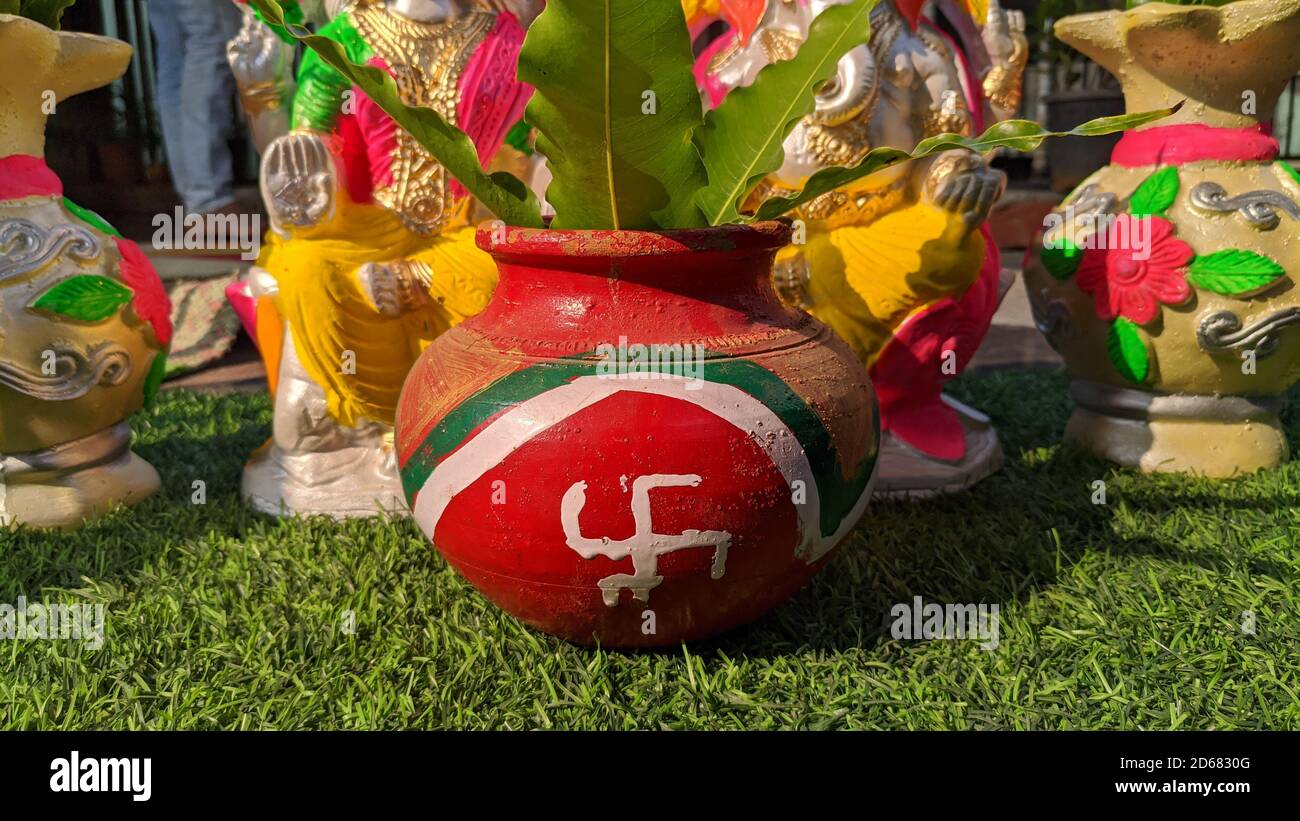 Kalash mit Kokosnuss und Mangoblatt, essentiell in hindu Durga puja, Vorderansicht, Nahaufnahme Stockfoto
