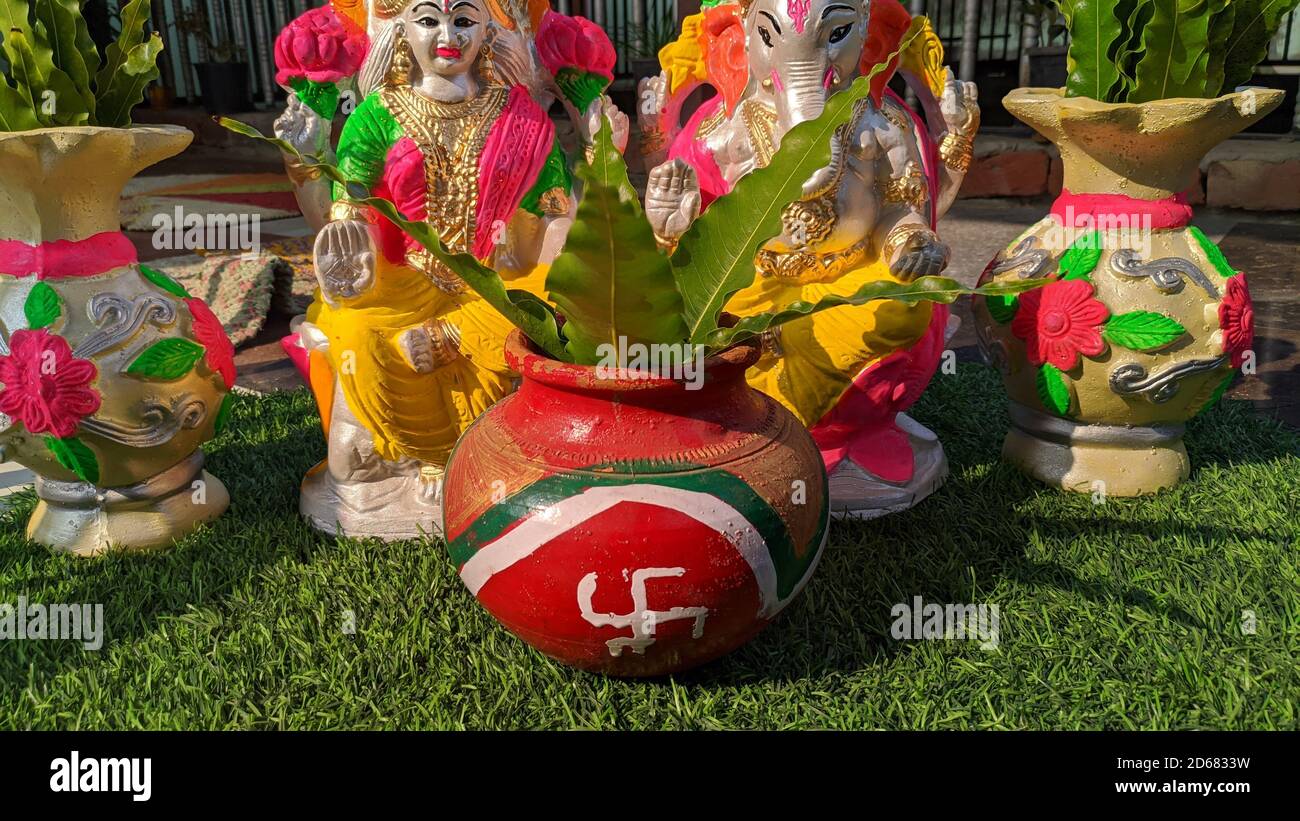 Kalash mit Kokosnuss und Mangoblatt, essentiell in hindu Durga puja, Vorderansicht, Nahaufnahme Stockfoto