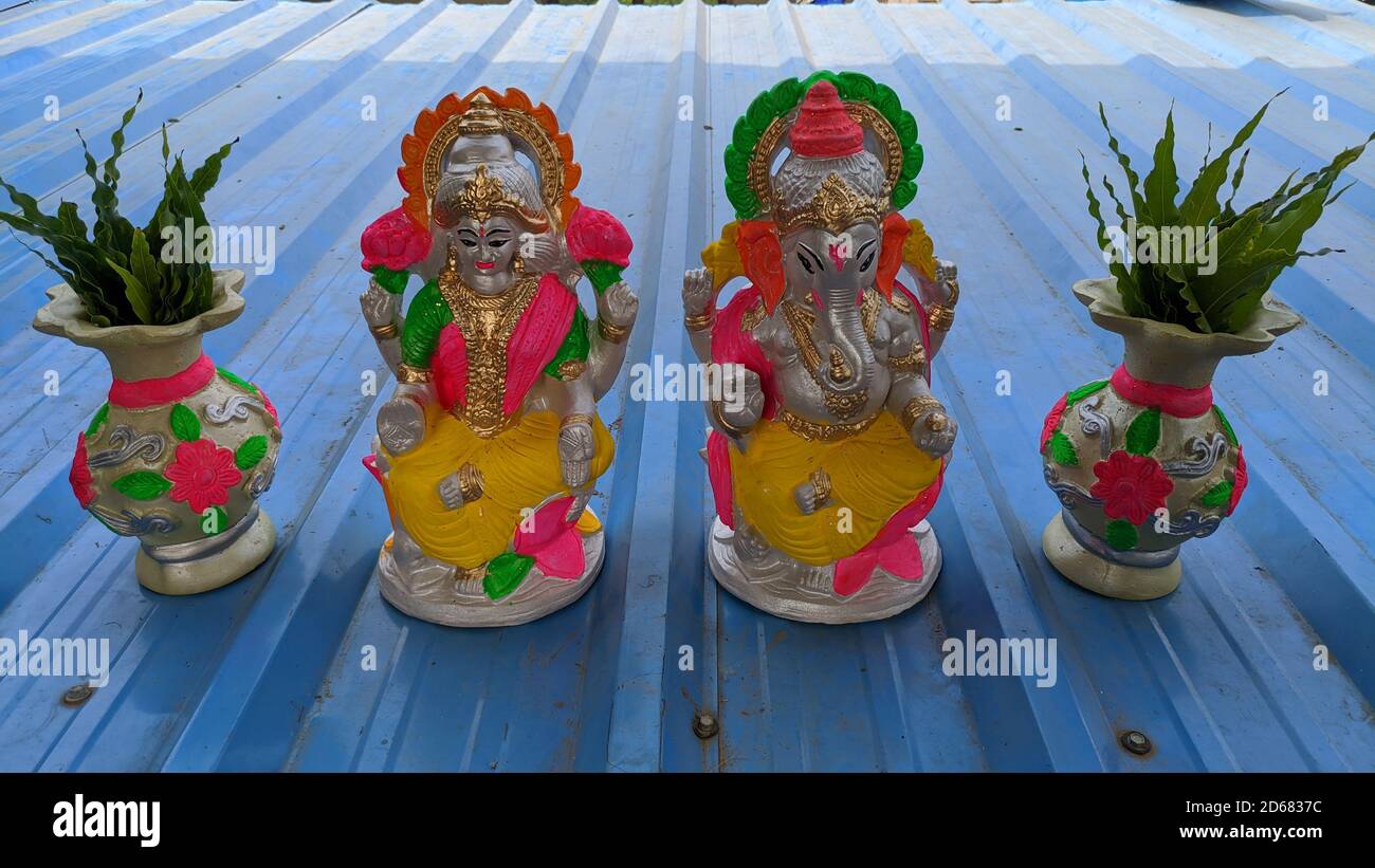 Idol von Ma Durga während des Durga Puja Festivals von Indien. Es wird gesagt, dass während der 9 Tage dieses Festivals das gute über das Böse gewonnen hat. Stockfoto