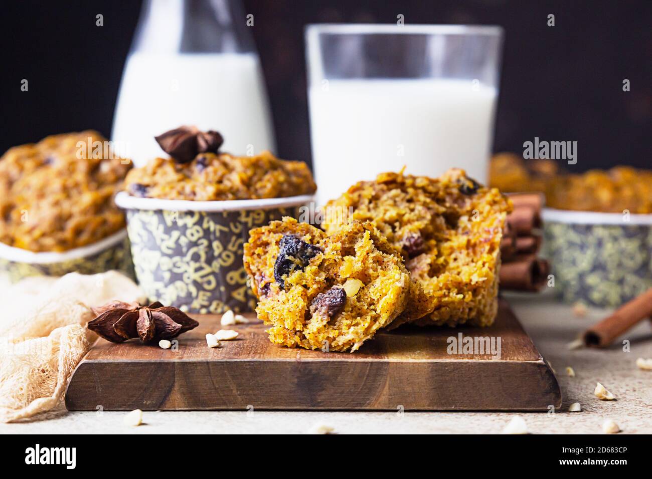 Herbst Kürbis oder Karotte gesunde vegane weiche Muffins mit Milch, heller Hintergrund. Stockfoto
