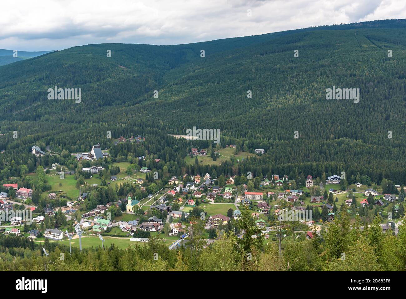 Sommer Luftaufnahme von Harrachov Stadt in der Tschechischen Karkonosze Berge Stockfoto