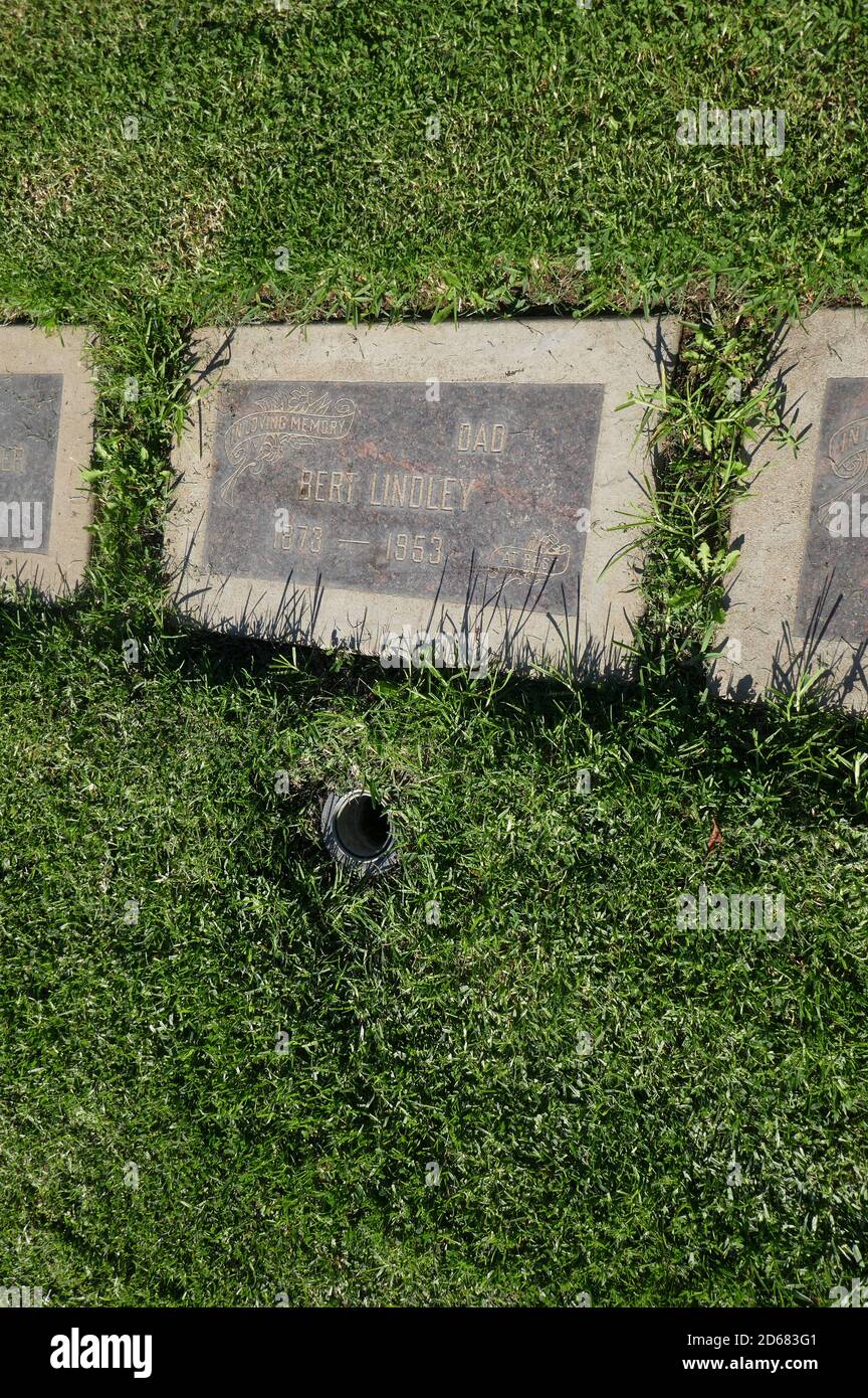 Santa Monica, Kalifornien, USA 14. Oktober 2020 EIN allgemeiner Blick auf die Atmosphäre des Grabes der Schauspielerin Audra Lindley, unmarkiert, begraben mit ihrem Vater Bert Lindley auf dem Woodlawn Cemetery am 14. Oktober 2020 in Santa Monica, Kalifornien, USA. Foto von Barry King/Alamy Stockfoto Stockfoto