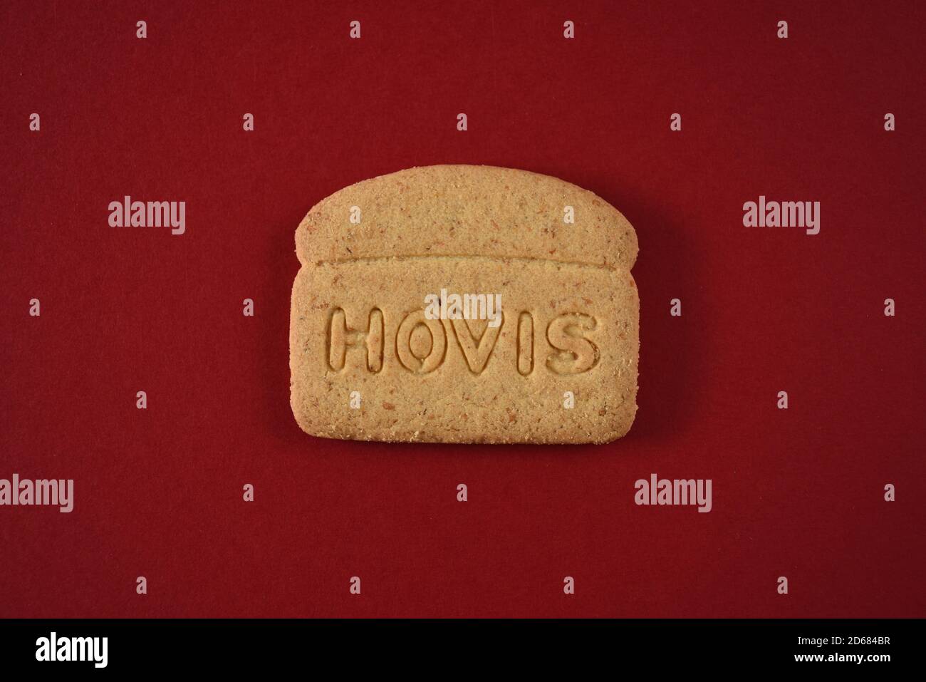 Hovis Biscuit isoliert auf einem roten Hintergrund Stockfoto