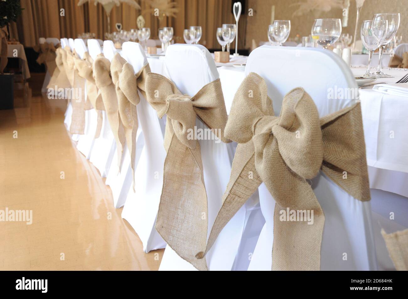 Rückseite der Stühle für den Kopftisch bei A Hochzeit Stockfoto