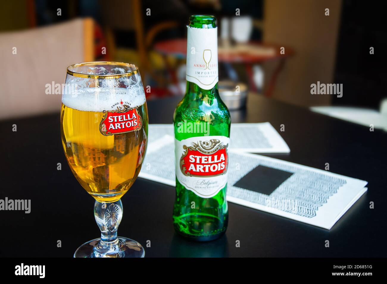 Eine Flasche und ein Glas Bier Stella Artois, Madrid, Spanien, 05.05.2019 Stockfoto